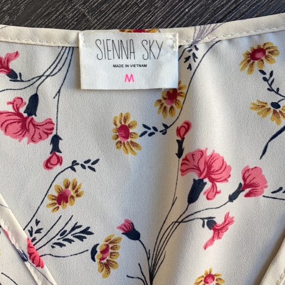 Brand new!   Floral blouse - Picture 3 of 8